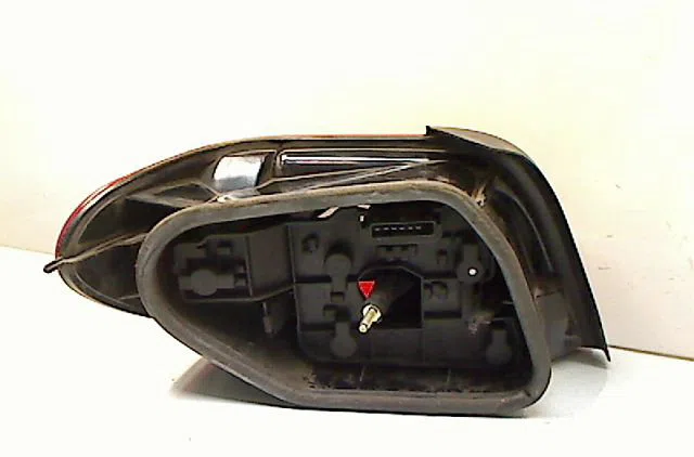 Feu arrière droit Renault MEGANE II (BM0-1_, CM0-1_) 1.5 dci (bm0f, bm0t, bm2b, cm0f, cm0t) (2002-2008) 5 portes occasio