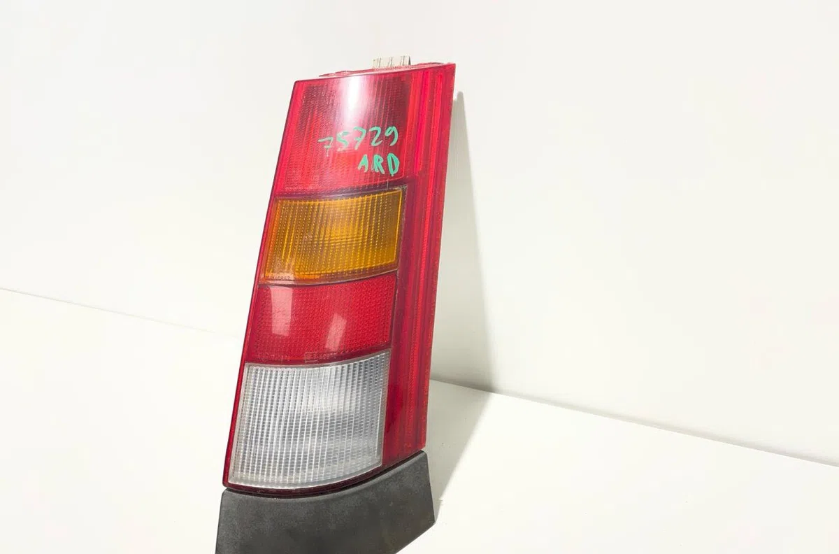 Feu arrière droit Renault SUPER 5 (B-C40_) 1.4 cat (b-c-407) (1985-1996) occasion
