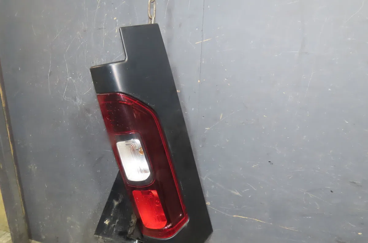 Feu arrière droit Renault TRAFIC III Camionnette (FG_) 1.6 dci 95 (fgmj, fgmr) (2015) occasion