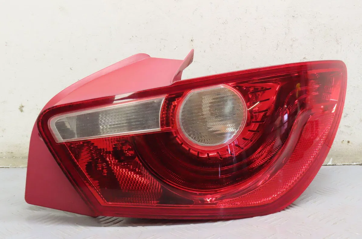 Feu arrière droit Seat IBIZA IV (6J5, 6P1) 1.9 tdi (2008-2010) occasion