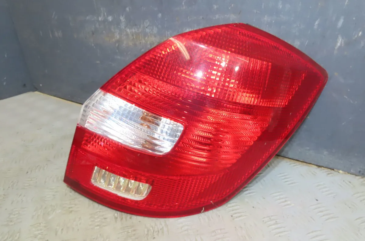 Feu arrière droit Skoda FABIA II Combi (545) 1.9 tdi (2007-2010) occasion