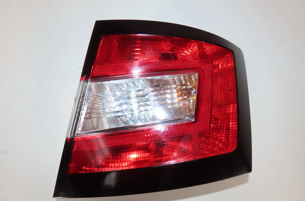 Feu arrière droit Skoda FABIA III (NJ3) 1.0 (2014-2021) occasion