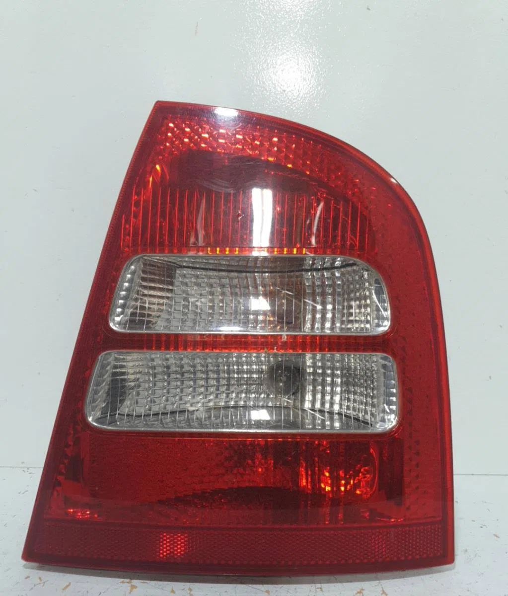 Feu arrière droit SKODA OCTAVIA 1 PHASE 1 occasion