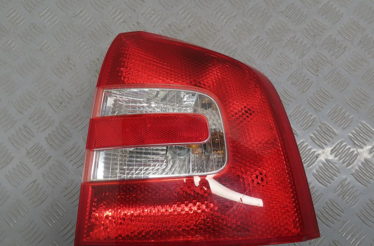 Feu arrière droit Skoda OCTAVIA II Combi (1Z5) 2.0 tdi (2010-2013) occasion