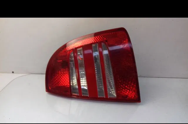 Feu arrière droit Skoda SUPERB I (3U4) 2.5 tdi (2001-2003) occasion