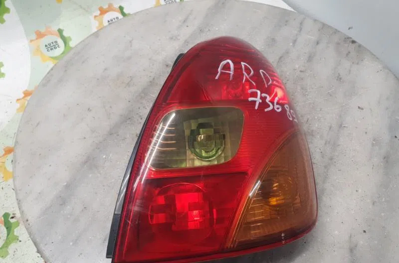 Feu arrière droit TOYOTA COROLLA VERSO 1 occasion