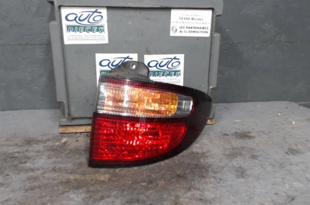 Feu arrière droit TOYOTA PREVIA 2 PREVIA 2 occasion