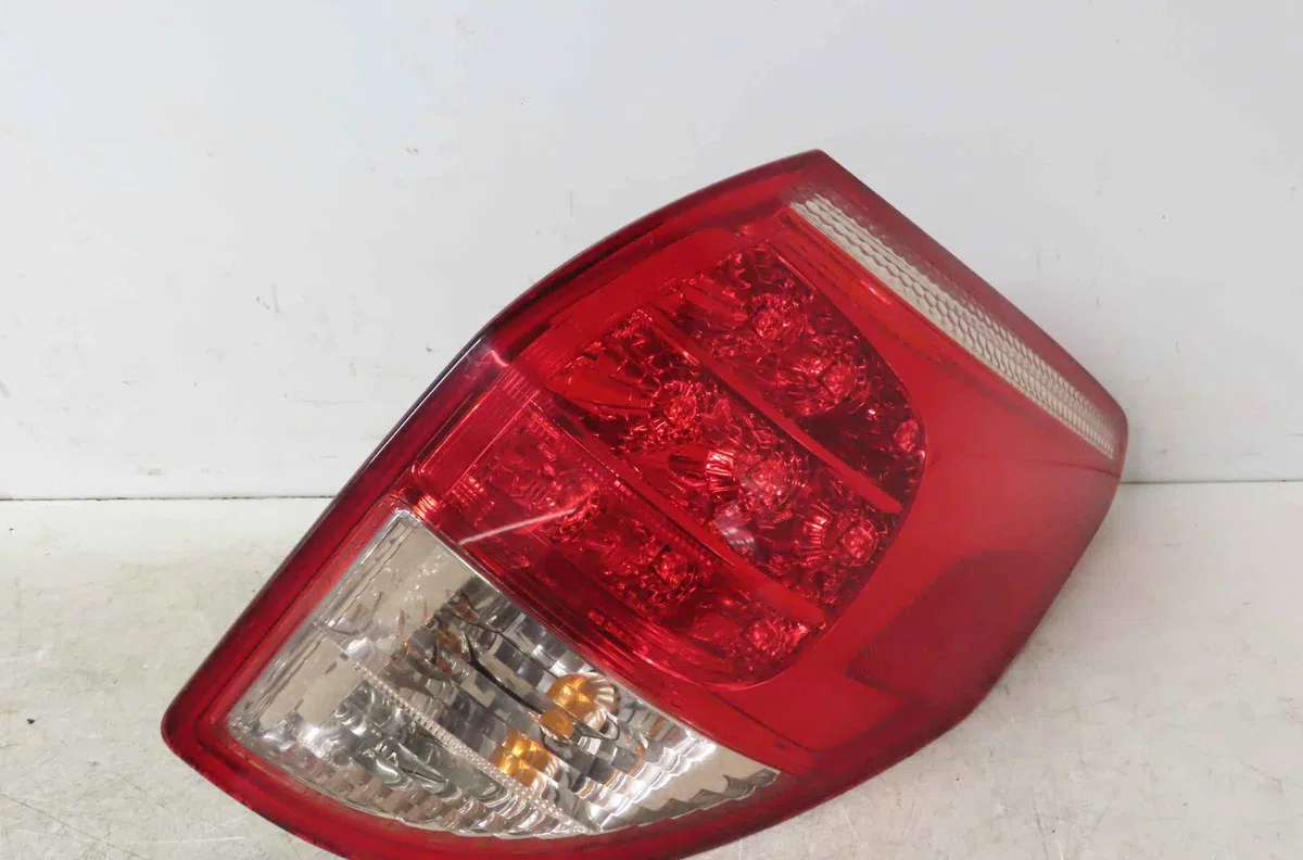Feu arrière droit TOYOTA RAV4 III occasion