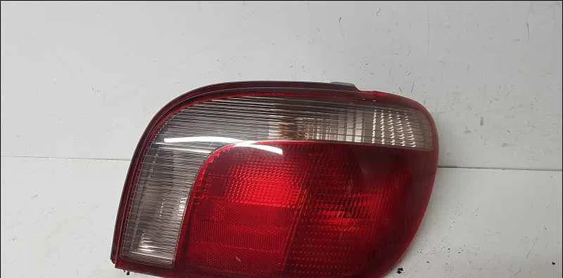 Feu arrière droit TOYOTA YARIS I occasion