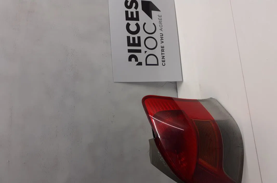 Feu arrière droit Toyota YARIS (_P9_) 1.4 d-4d (nlp90_) (2005-2012) occasion