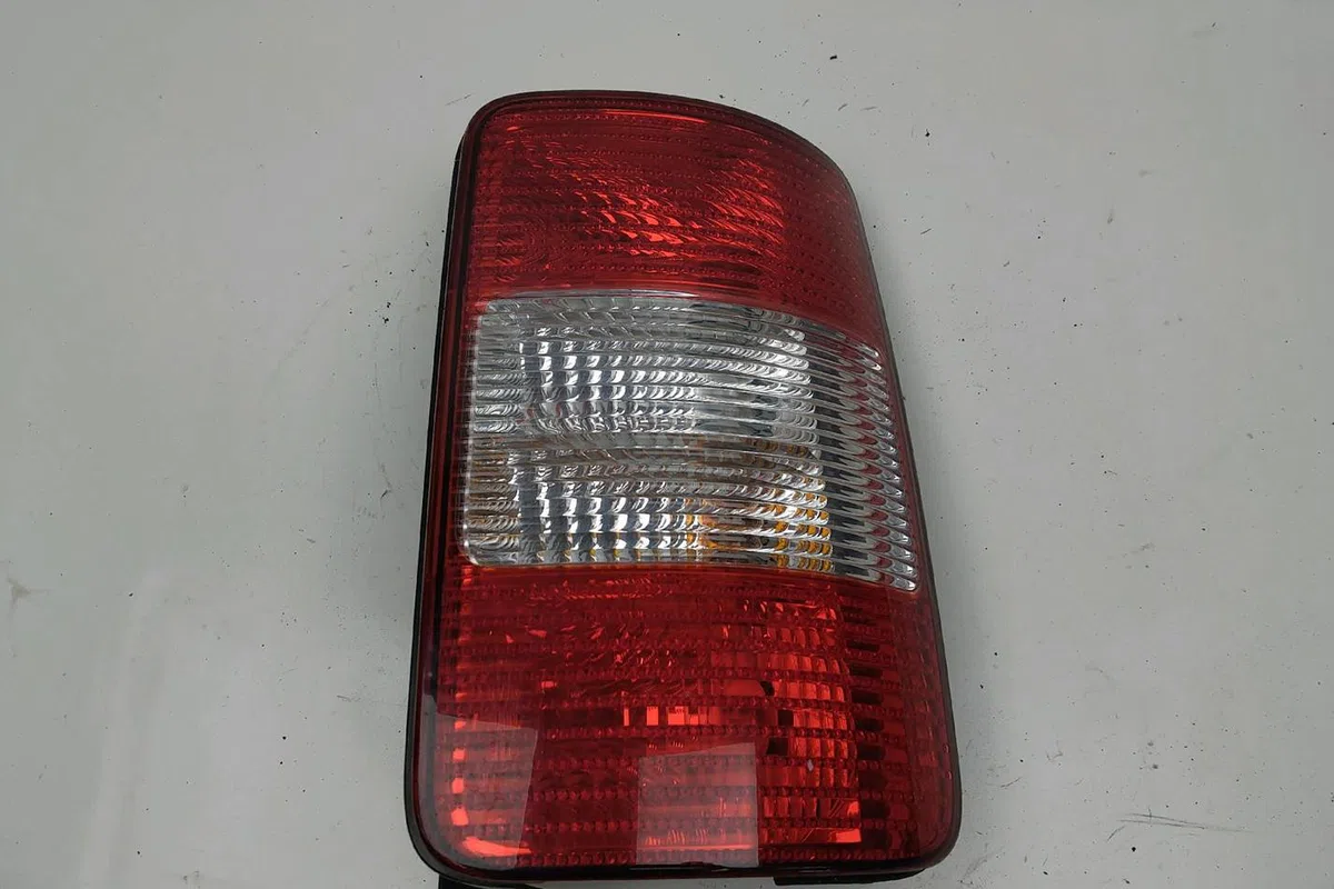 Feu arrière droit VOLKSWAGEN CADDY III 2.0 TDi 140ch occasion