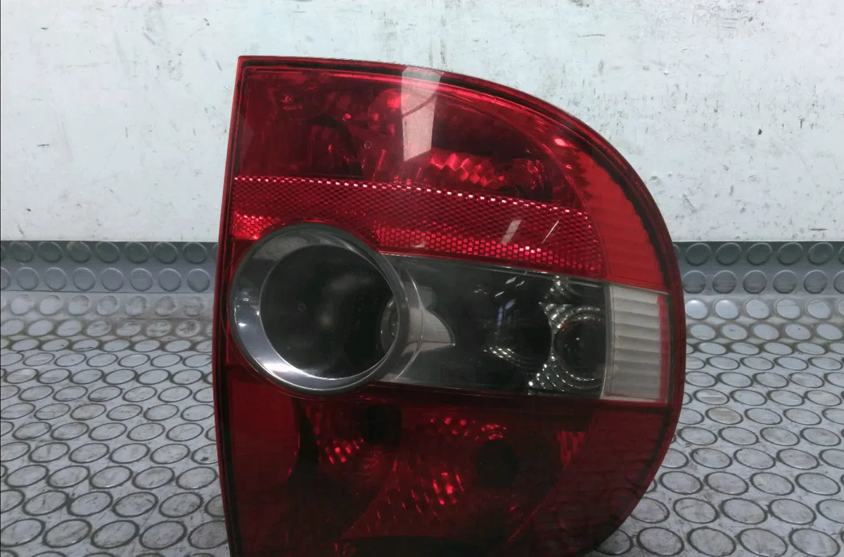Feu arrière droit Volkswagen FOX 3-5 portes (5Z1, 5Z3, 5Z4) 1.4 tdi (2005-2009) occasion