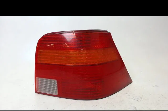 Feu arrière droit Volkswagen GOLF IV (1J1) 1.4 16v (1997-2004) 5 portes occasion