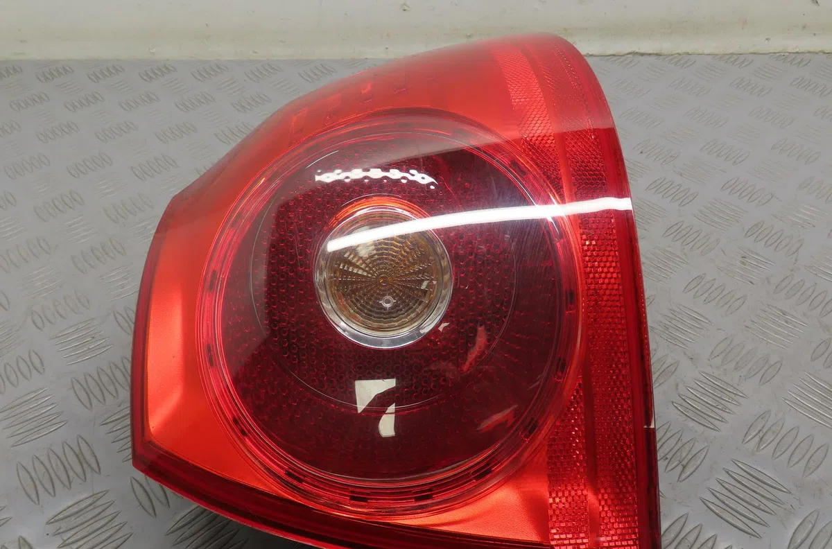 Feu arrière droit Volkswagen GOLF V (1K1) 1.6 fsi (2003-2008) occasion