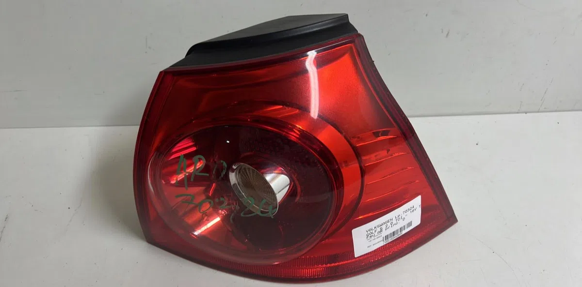 Feu arrière droit Volkswagen GOLF V (1K1) 2.0 tdi (2003-2008) occasion