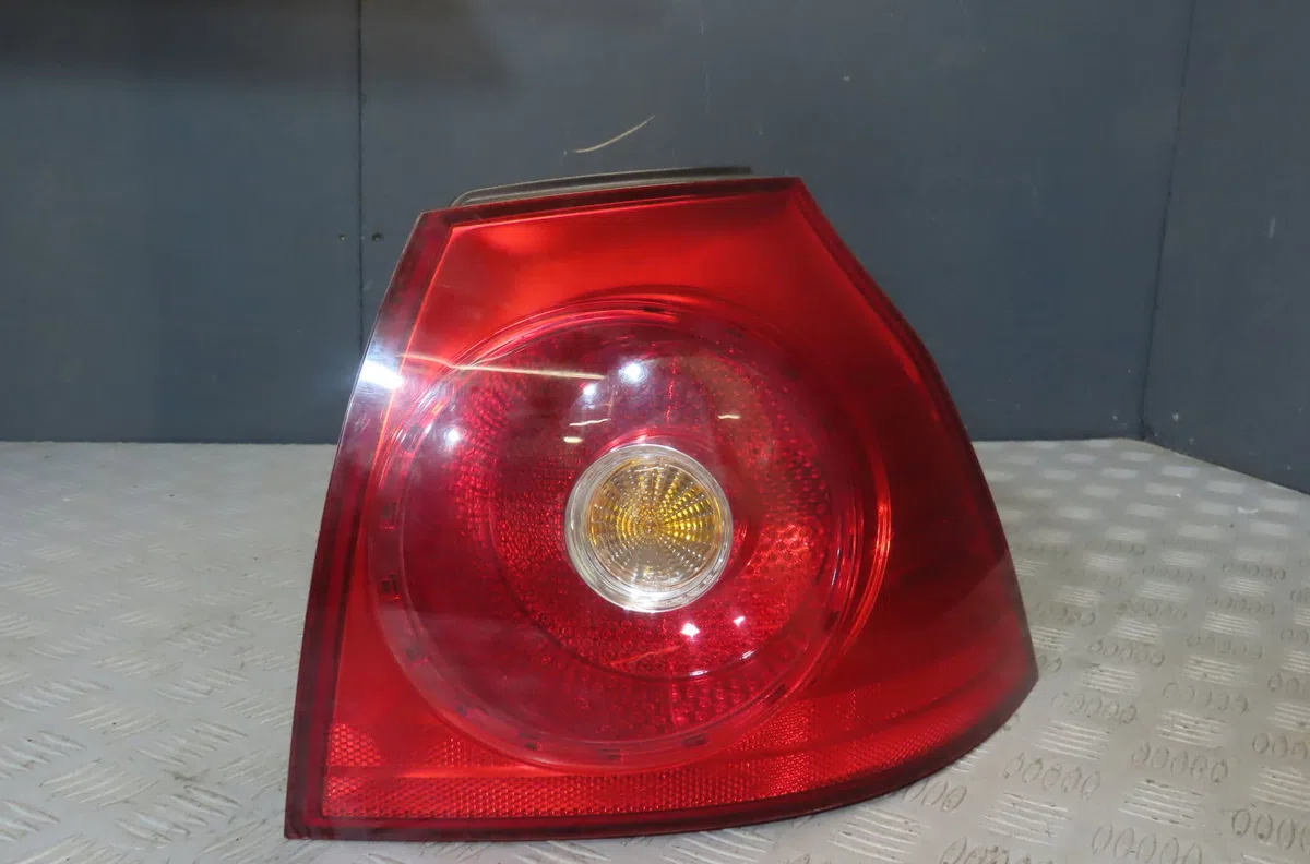 Feu arrière droit Volkswagen GOLF V (1K1) 2.0 tdi (2003-2008) occasion