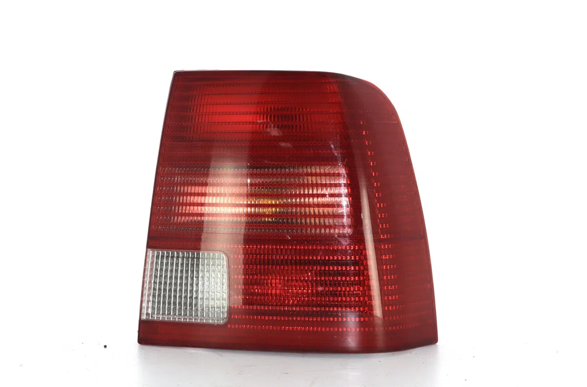 Feu arrière droit Volkswagen PASSAT B5 (3B2) 1.9 tdi (1996-2000) occasion