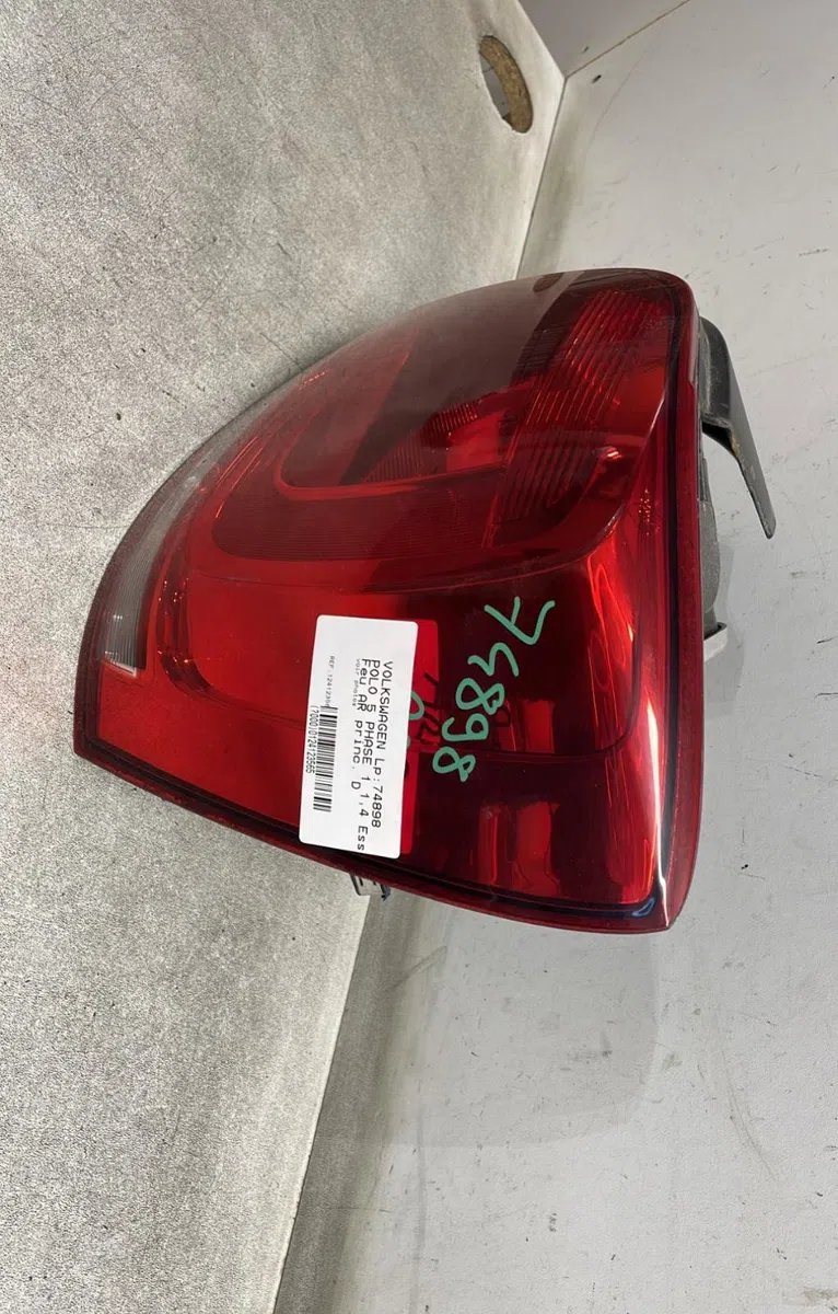 Feu arrière droit Volkswagen POLO V (6R1, 6C1) 1.4 (6r1) (2009-2014) occasion