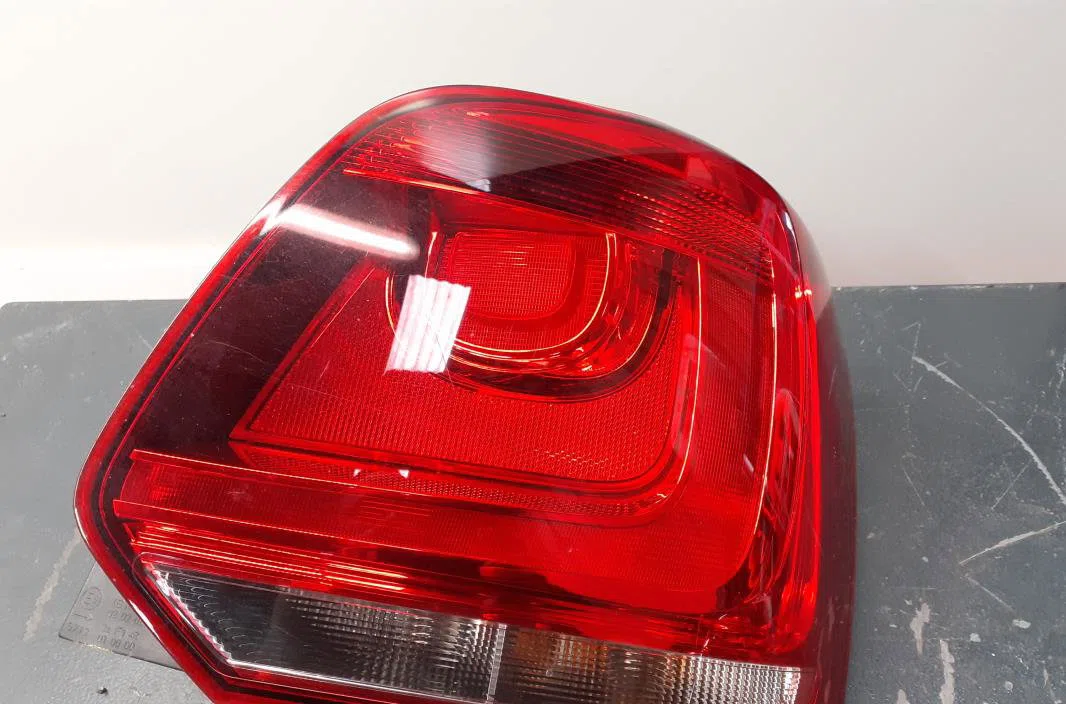 Feu arrière droit Volkswagen POLO V (6R1, 6C1) 1.6 tdi (2009) 5 portes occasion