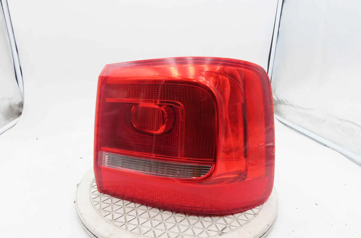 Feu arrière droit VOLKSWAGEN TOURAN II occasion