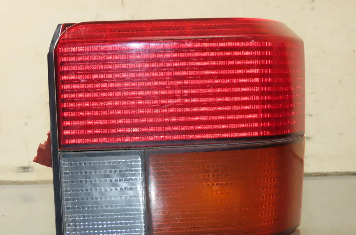 Feu arrière droit Volkswagen TRANSPORTER IV Autobus-Autocar (70B, 70C, 7DB, 7DK, 70J, 70K 2.5 tdi (1995-2003) occasion