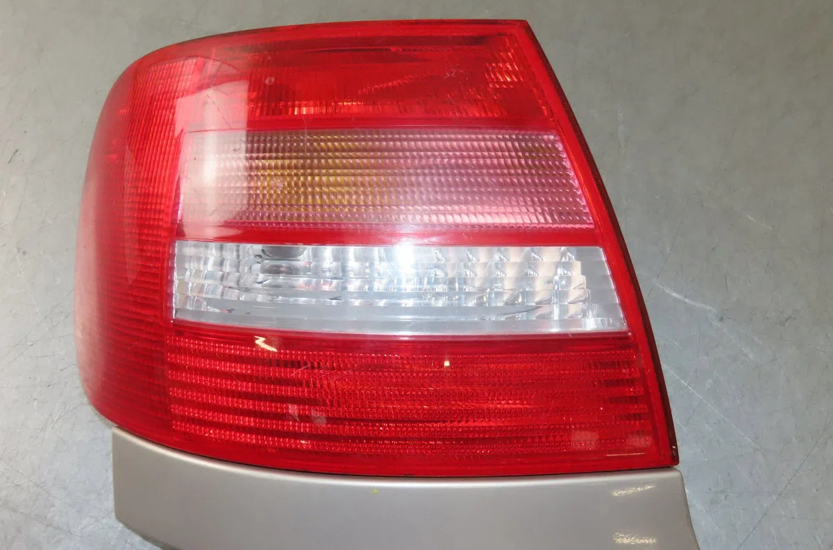 Feu arrière gauche Audi A4 B5 (8D2) 1.9 tdi (1995-2000) occasion