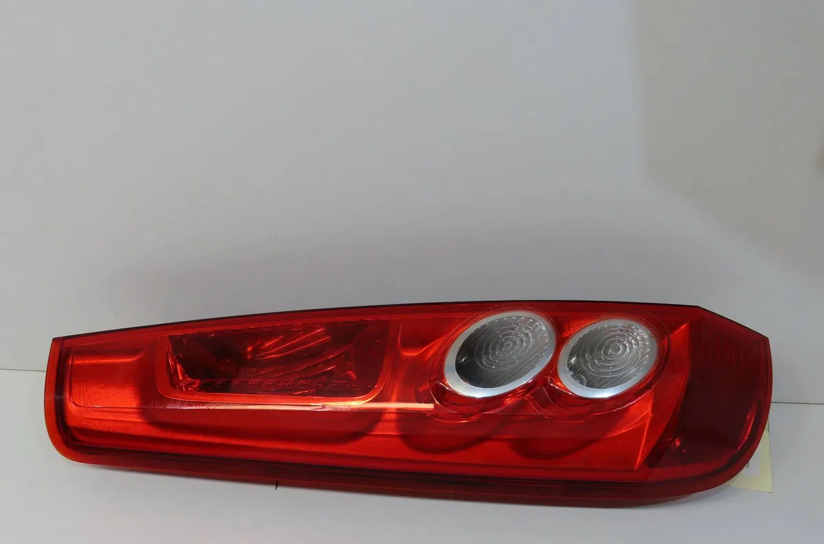 Feu arrière gauche Ford FIESTA V (JH_, JD_) 1.4 16v (2001-2008) 5 portes occasion
