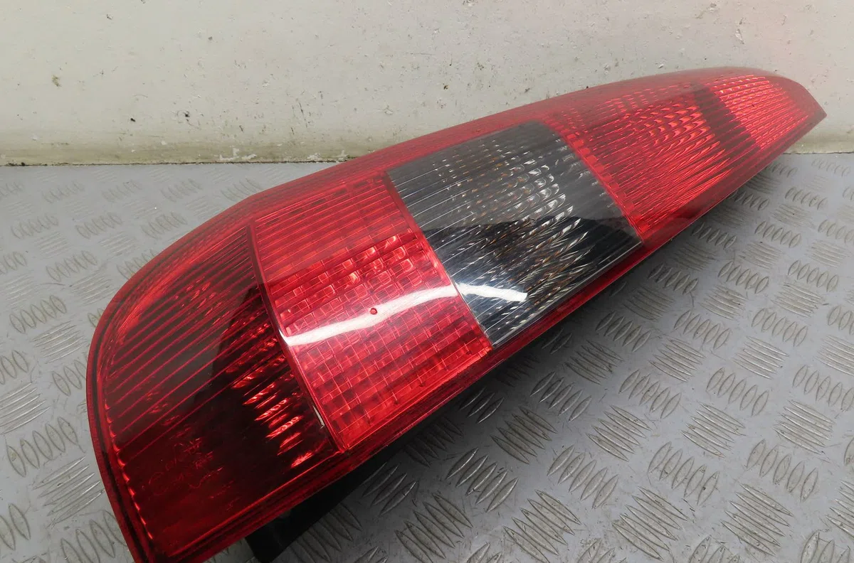 Feu arrière gauche Ford FIESTA V (JH_, JD_) 1.4 tdci (2001-2008) 5 portes occasion