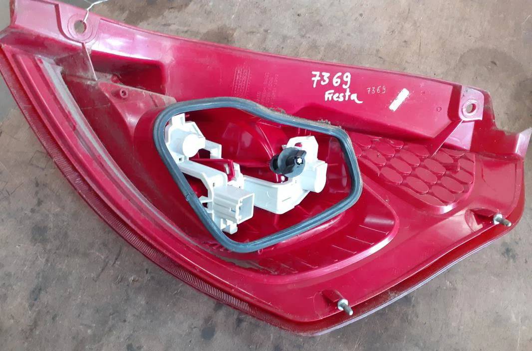 Feu arrière gauche Ford FIESTA VI (CB1, CCN) 1.4 tdci (2010-2012) 3 portes occasion