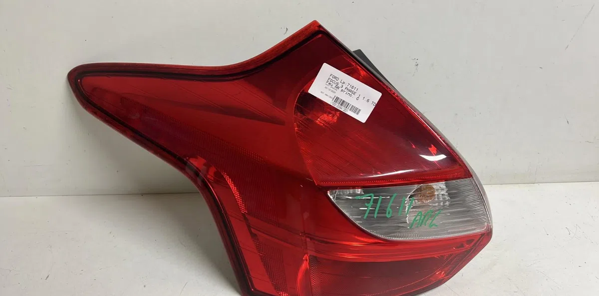 Feu arrière gauche Ford FOCUS III 1.6 tdci (2010-2017) occasion