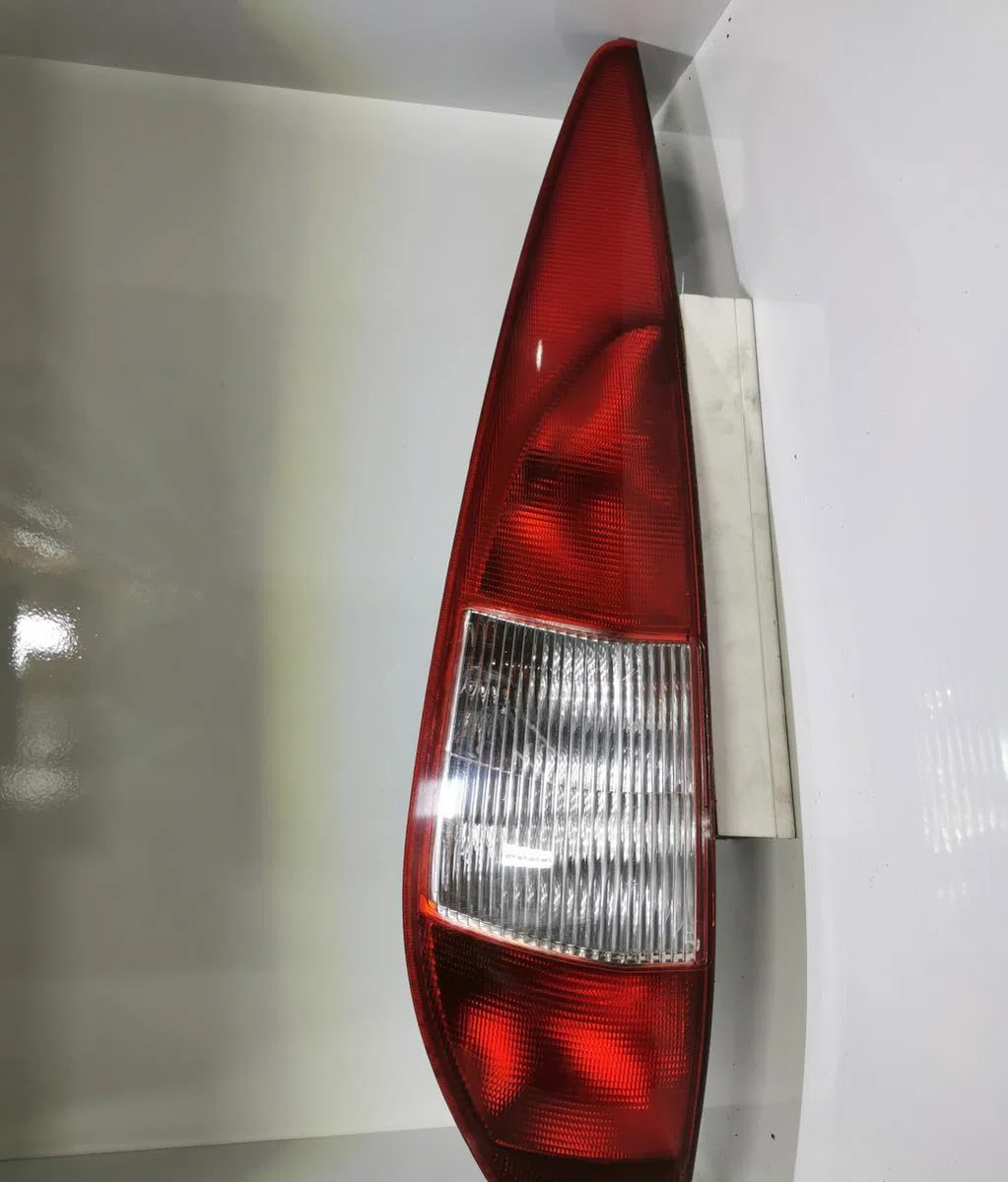 Feu arrière gauche FORD MONDEO 2 BREAK occasion