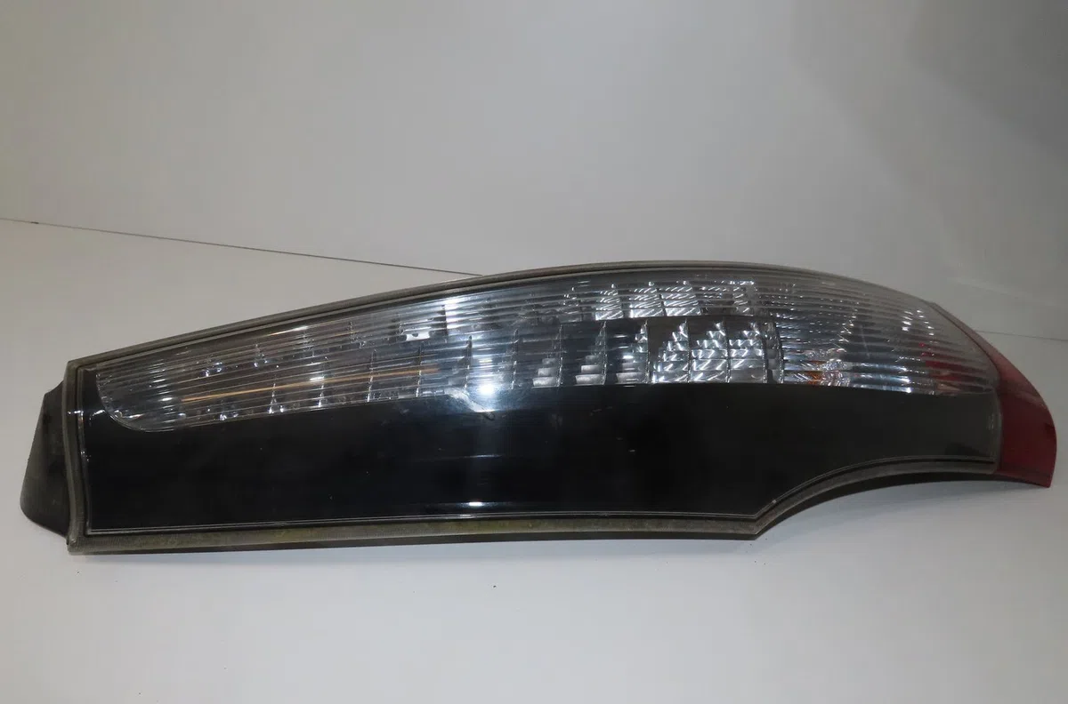 Feu arrière gauche Mitsubishi GRANDIS (NA_W) 2.0 di-d (na8w) (2005-2010) occasion