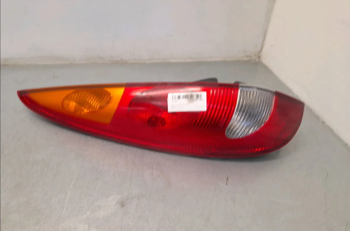 Feu arrière gauche NISSAN ALMERA TINO 2.2 VDI occasion
