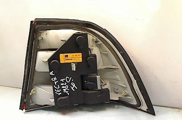 Feu arrière gauche OPEL VECTRA II  2.0i 136ch occasion