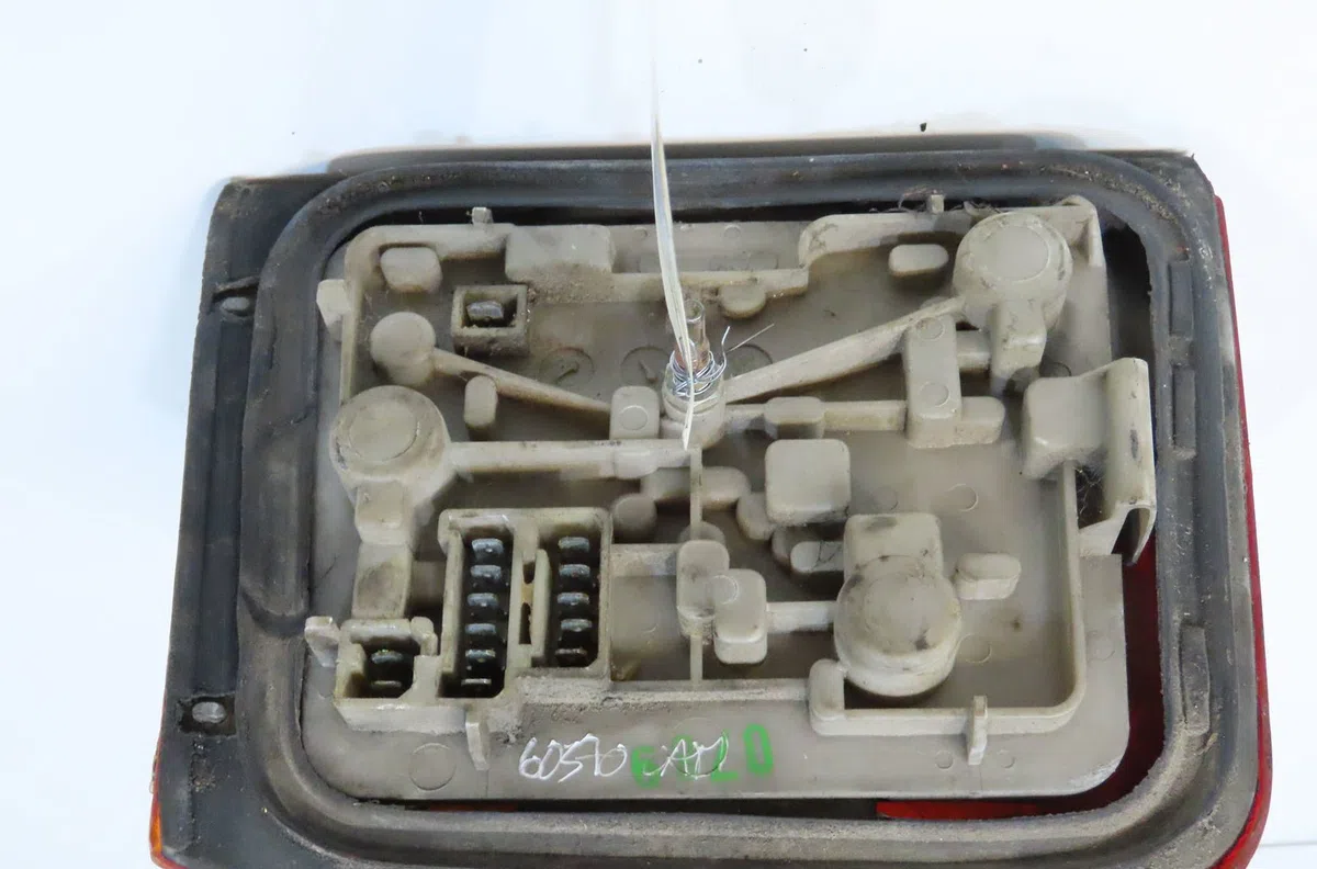 Feu arrière gauche Peugeot 205 II (20A-C) 1.7 diesel (1987-1998) occasion