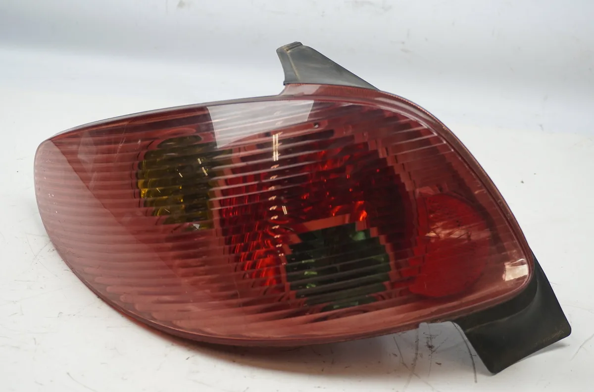 Feu arrière gauche Peugeot 206 3-5 portes (2A-C) 1.6 hdi 110 (2004-2007) occasion