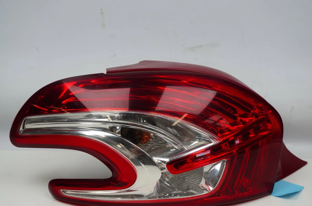 Feu arrière gauche Peugeot 208 I (CA_, CC_) 1.6 hdi (2012) 5 portes occasion