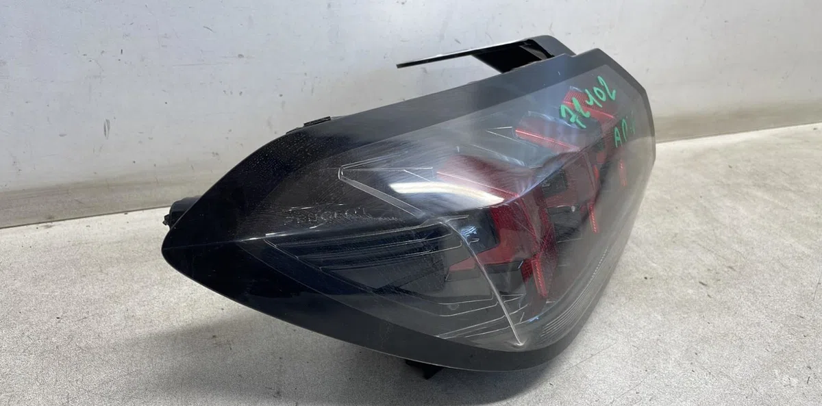Feu arrière gauche Peugeot 208 II (UB_, UP_, UW_, UJ_) 1.2 puretech 75 (2019) occasion