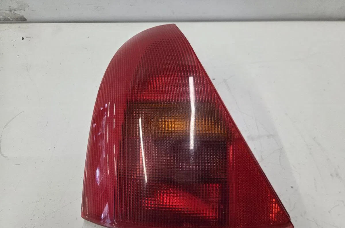 Feu arrière gauche RENAULT CLIO 2 PHASE 1 occasion
