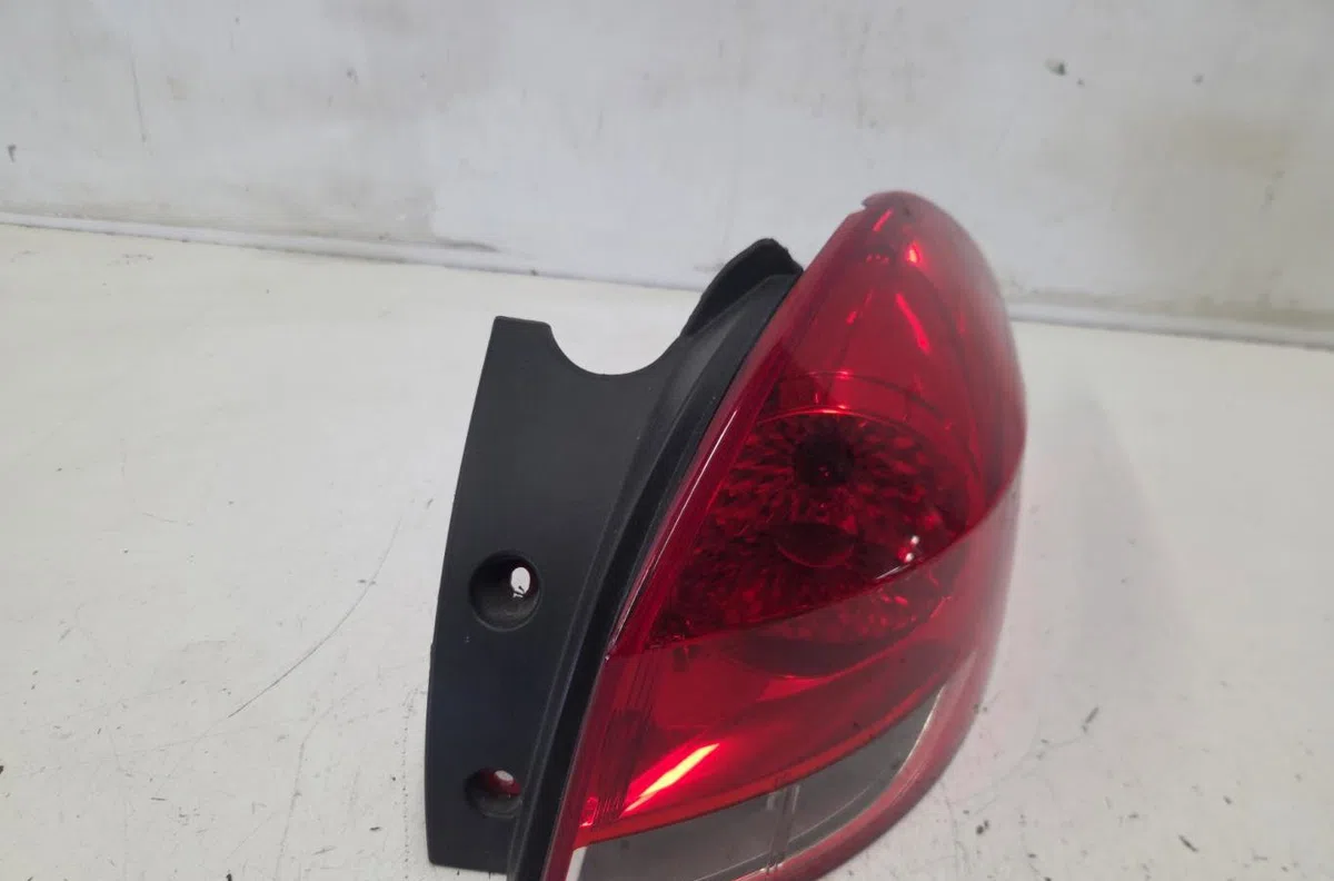 Feu arrière gauche RENAULT CLIO 3 PHASE 2 BREAK occasion