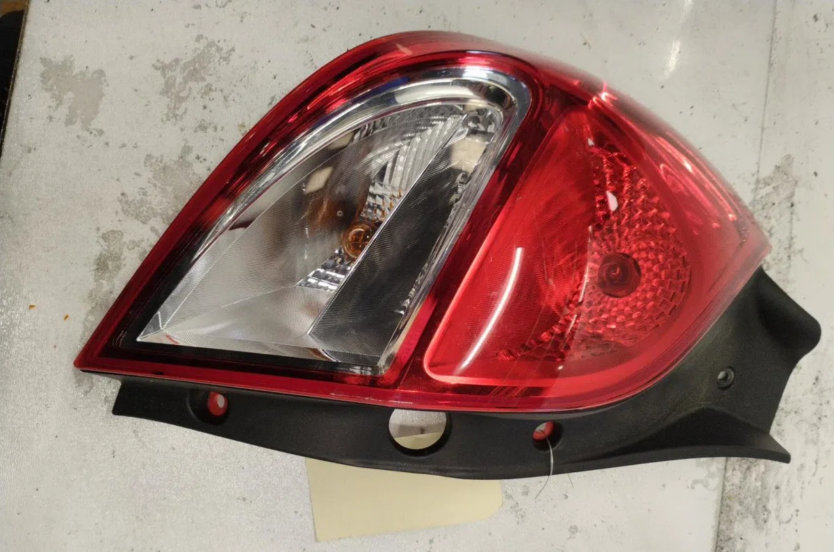 Feu arrière gauche RENAULT CLIO 3 PHASE 2 occasion