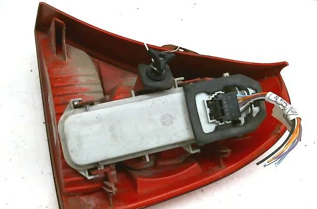 Feu arrière gauche Renault CLIO II (BB_, CB_) 1.4 16v (b-cb0p, bb13) (2000-2008) 5 portes occasion