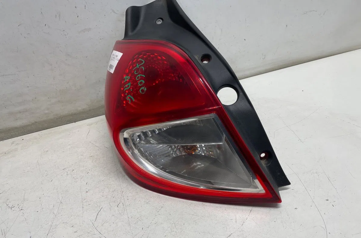 Feu arrière gauche Renault CLIO III (BR0-1, CR0-1) 1.5 dci (2010-2014) 5 portes occasion