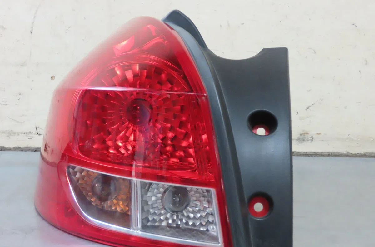 Feu arrière gauche Renault CLIO III Grandtour (KR0-1_) 1.2 16v (kr02, kr0j) (2008-2014) occasion