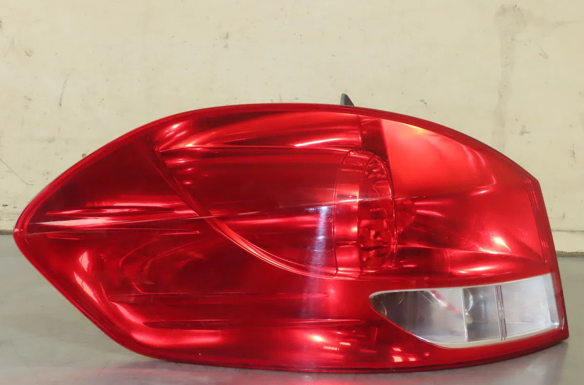 Feu arrière gauche Renault CLIO III Grandtour (KR0-1_) 1.2 16v (kr02, kr0j) (2008-2014) occasion