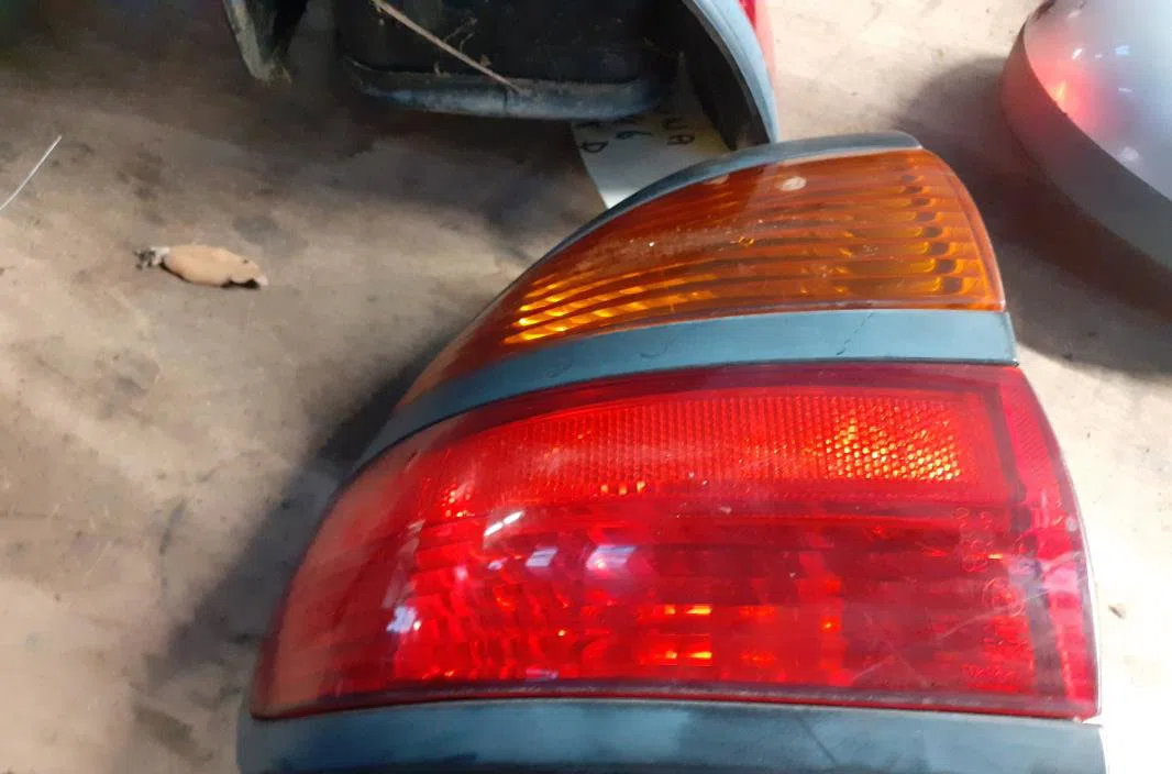 Feu arrière gauche Renault LAGUNA I (B56_, 556_) 1.8 16v (b563, b564) (1998-2001) occasion