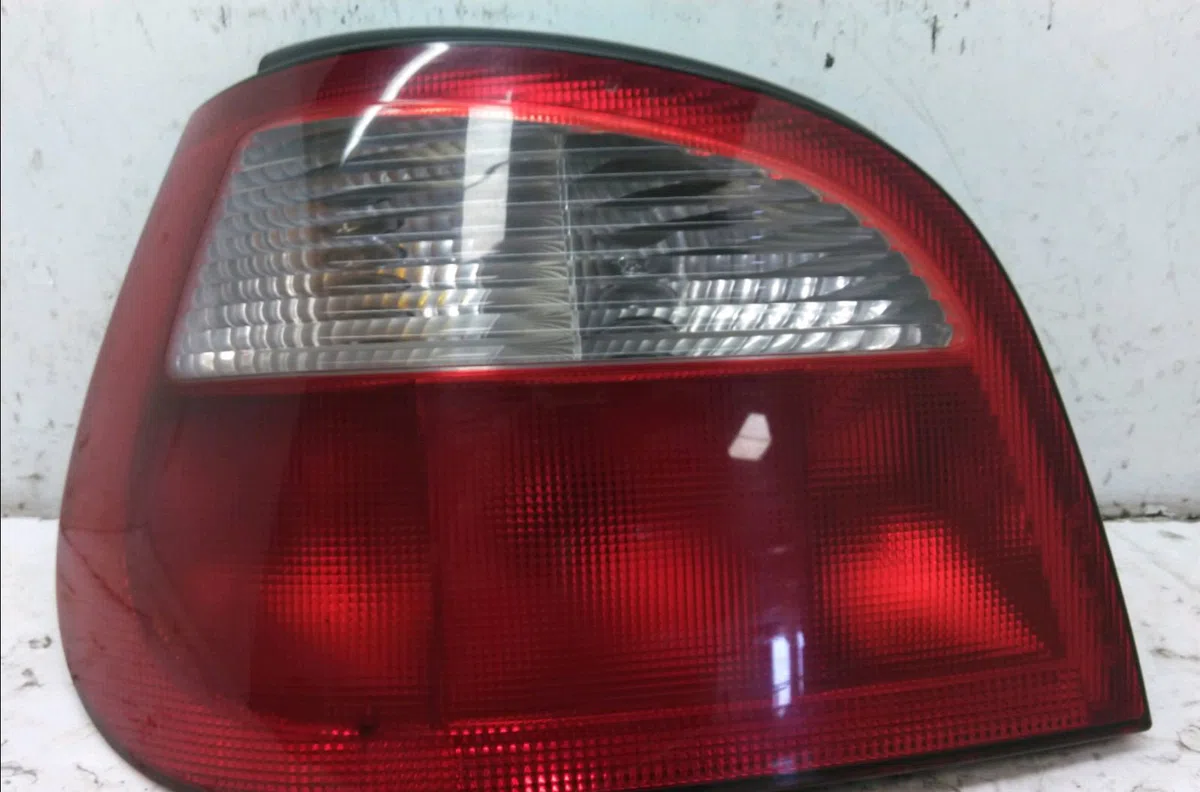 Feu arrière gauche Renault MEGANE I (BA0-1_) 1.9 d eco (ba0a, ba0u, ba0r) (1996-2003) occasion