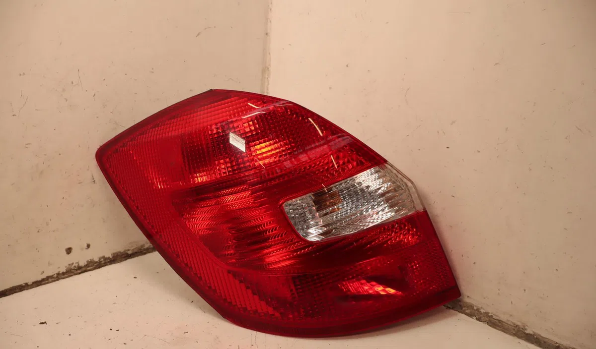 Feu arrière gauche Skoda FABIA II (542) 1.6 tdi (2010-2014) occasion