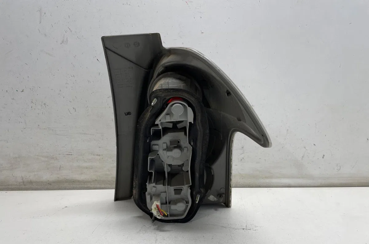 Feu arrière gauche Toyota COROLLA Verso (ZER_, ZZE12_, R1_) 1.6 (znr10_) (2004-2009) occasion