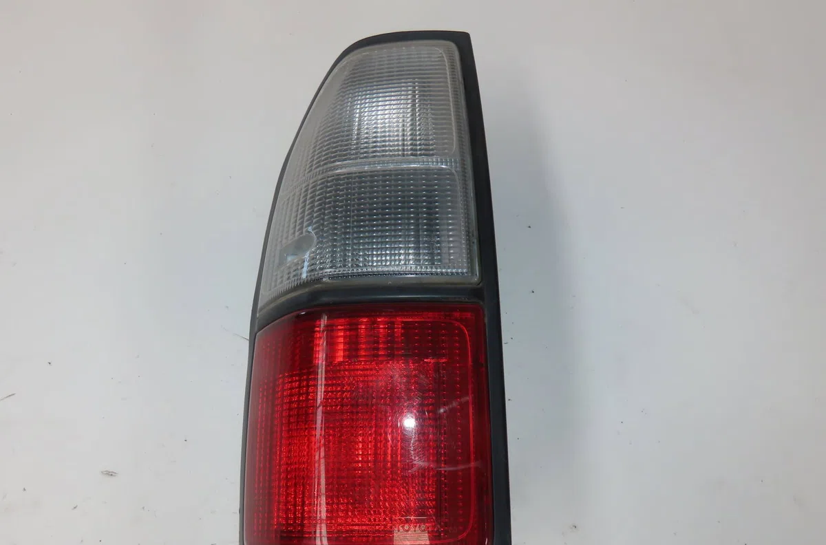 Feu arrière gauche Toyota LAND CRUISER 90 (_J9_) 3.0 d-4d 4wd (kdj90_, kdj95_) (2000-2002) occasion